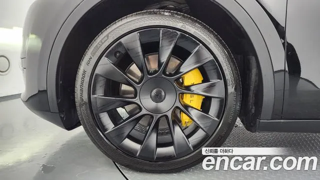 Tesla Model Y — Фото автомобиля 5