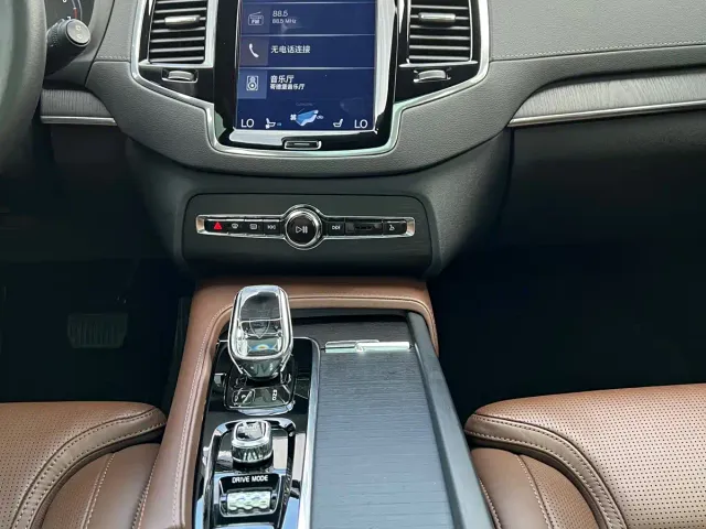 Volvo XC90 — Фото автомобиля 10