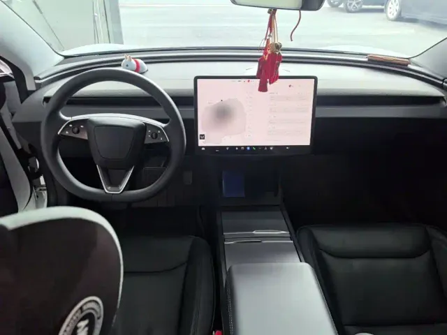 Tesla Model 3 — Фото автомобиля 9
