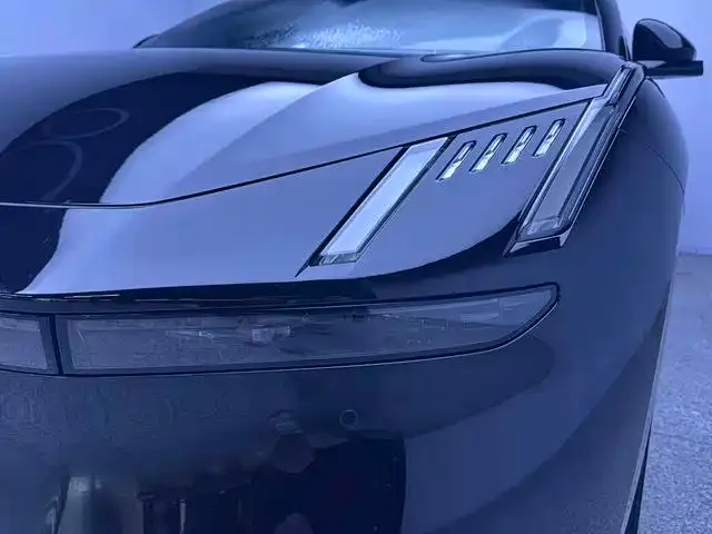 Lynk & Co Z10 — Фото автомобиля 16