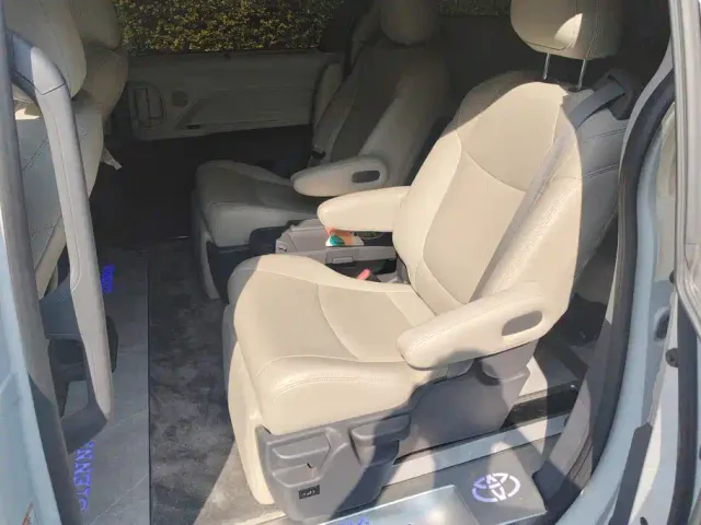 Toyota Sienna — Фото автомобиля 11