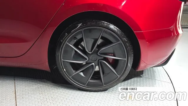 Tesla Model 3 — Фото автомобиля 21