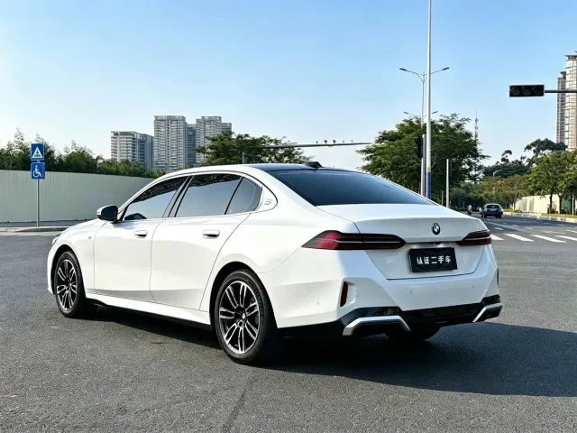 BMW 5 Series — Фото автомобиля 6
