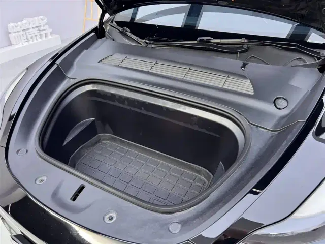 Tesla Model Y — Фото автомобиля 23