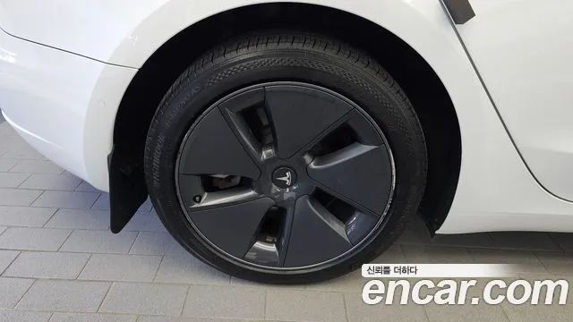 Tesla Model 3 — Фото автомобиля 5