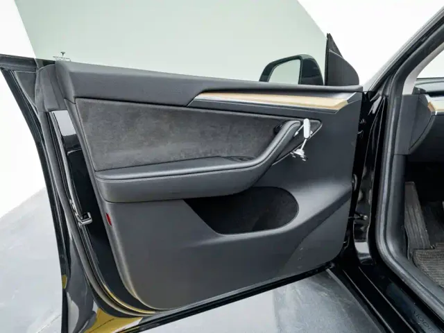 Tesla Model Y — Фото автомобиля 14