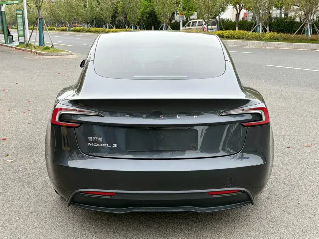 Tesla Model 3 — Фото автомобиля 9