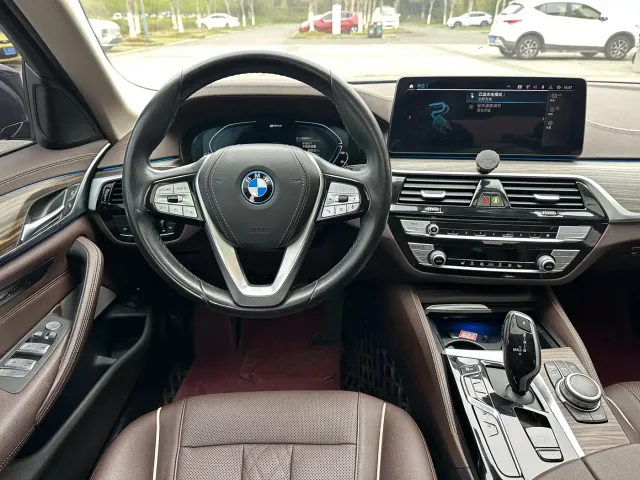 BMW 5 Series — Фото автомобиля 16