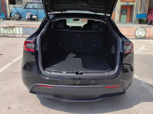 Tesla Model Y — Фото автомобиля 13