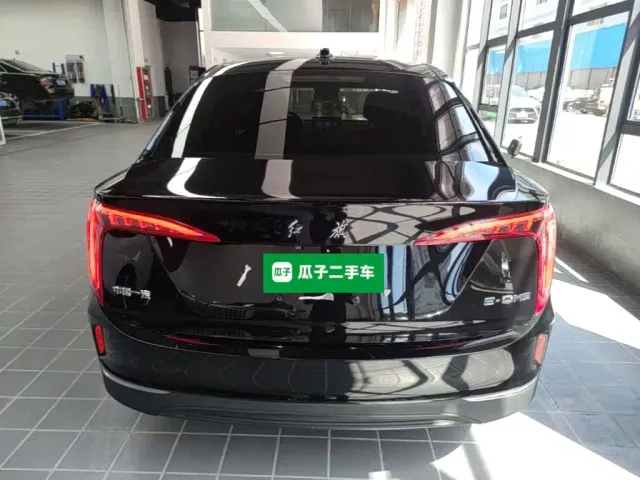 Hongqi E-QM5 — Фото автомобиля 5