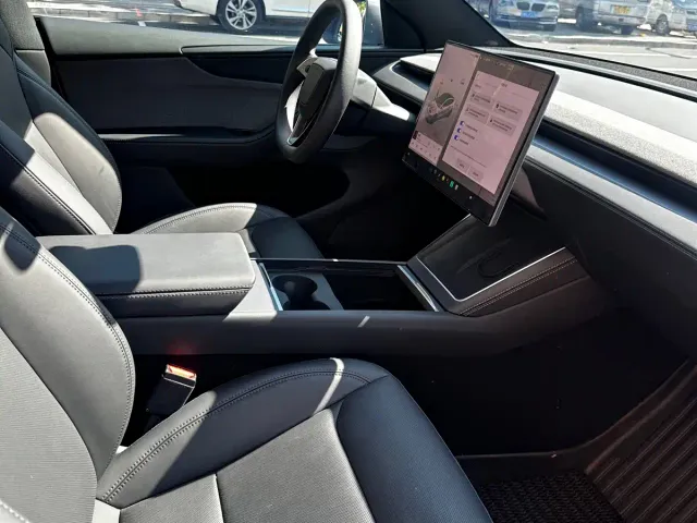 Tesla Model Y — Фото автомобиля 11