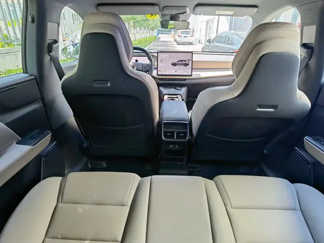 Volvo XC70 Plug-in Hybrid — Фото автомобиля 6