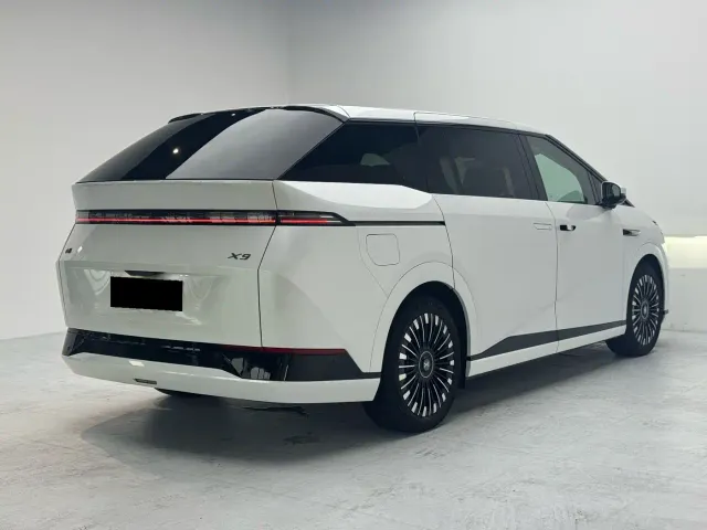 Xpeng X9 — Фото автомобиля 9