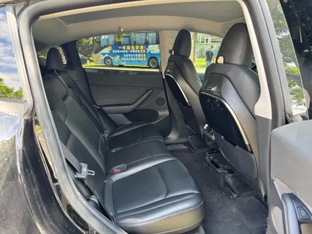 Tesla Model Y — Фото автомобиля 10