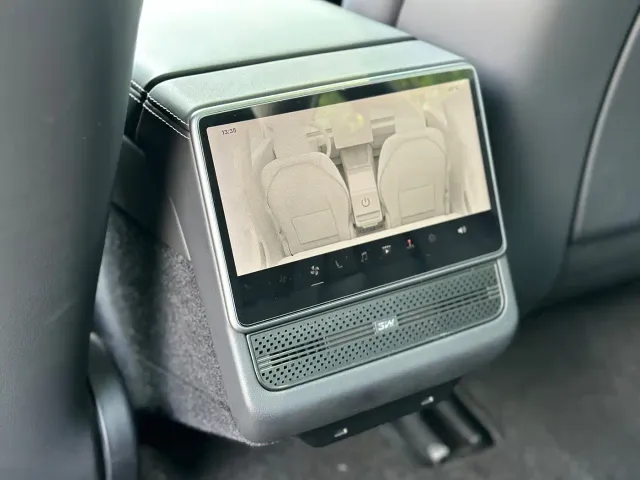 Tesla Model 3 — Фото автомобиля 10