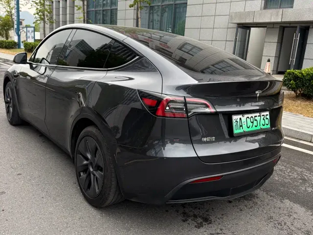 Tesla Model Y — Фото автомобиля 9