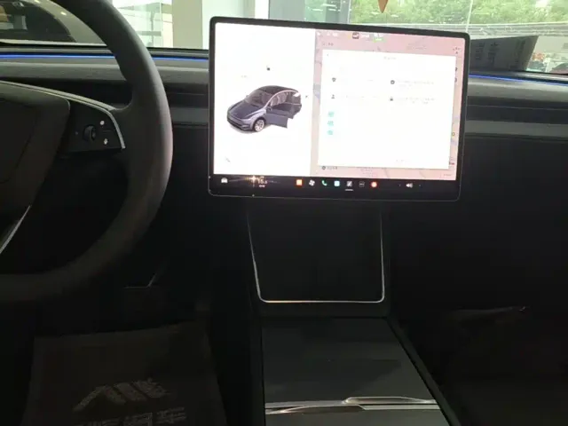 Tesla Model Y — Фото автомобиля 12