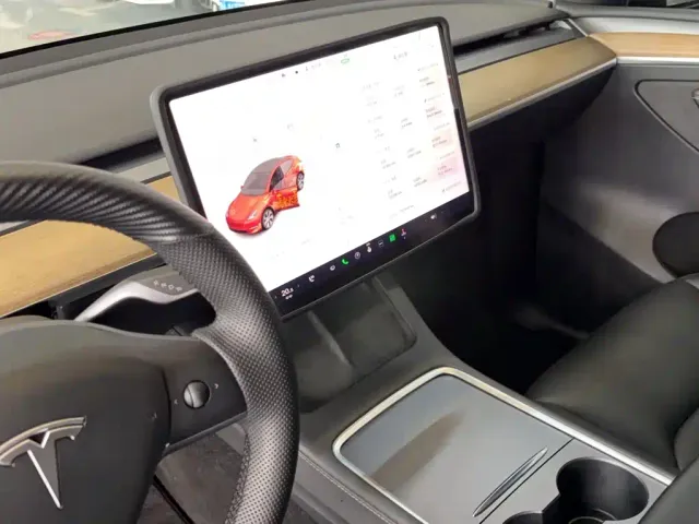 Tesla Model Y — Фото автомобиля 8