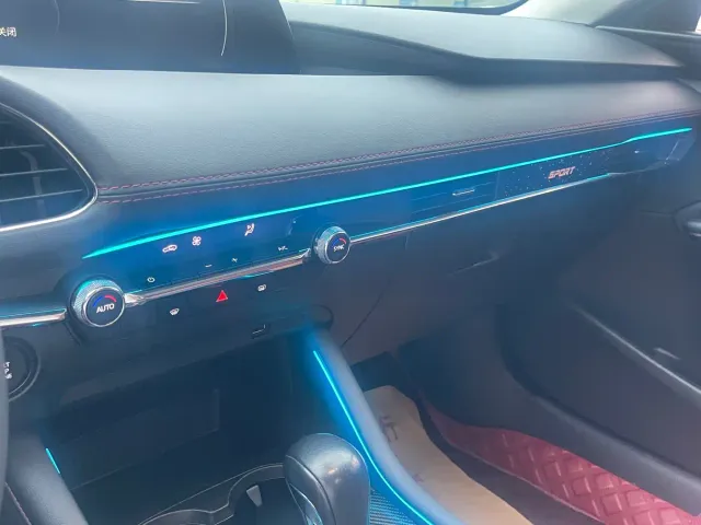 Mazda Axela — Фото автомобиля 10