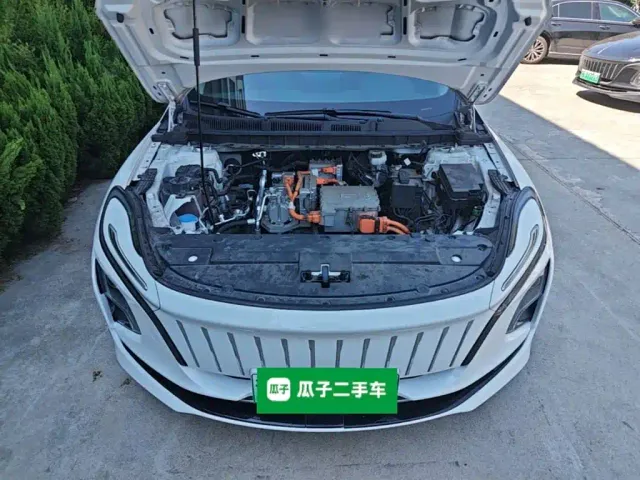 Hongqi E-QM5 — Фото автомобиля 19