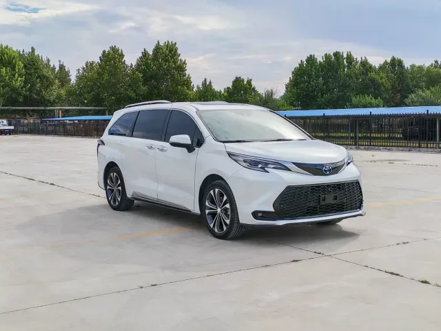 Toyota Toyota Sienna 2021 2.5L Hybrid Platinum Edition — Фото автомобиля 3
