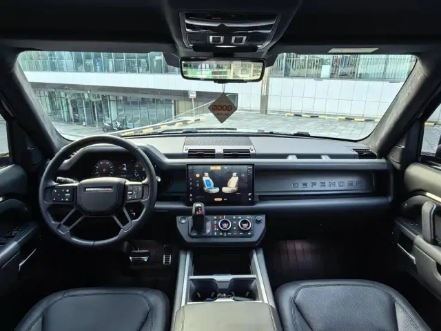 Land Rover Land Rover Defender 2025 110 3.0T P400 -Dynamic HSE — Фото автомобиля 3