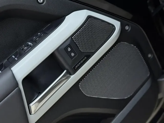 Land Rover Defender — Фото автомобиля 11