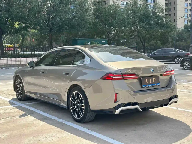 BMW 5 Series — Фото автомобиля 7