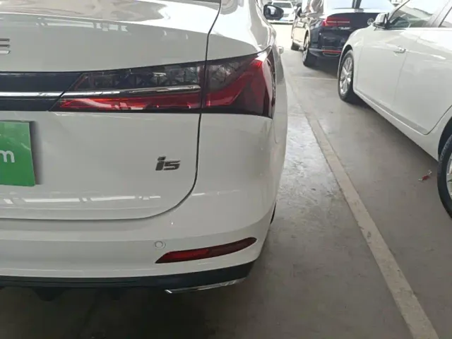 Roewe i5 — Фото автомобиля 7