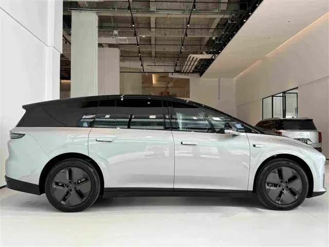 Li Auto i8 — Фото автомобиля 8