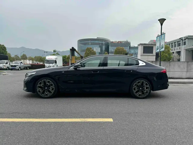 BMW 5 Series — Фото автомобиля 2