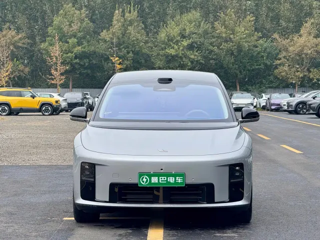 Li Auto i8 — Фото автомобиля 2