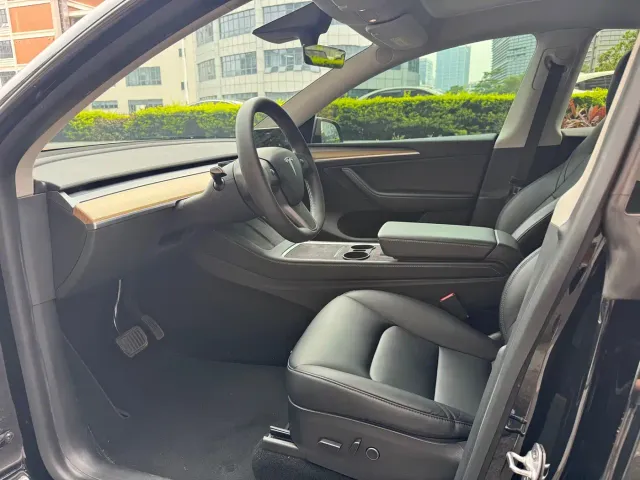 Tesla Model Y — Фото автомобиля 5