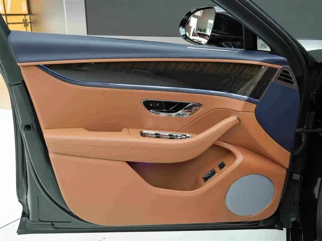 Bentley Flying Spur — Фото автомобиля 14
