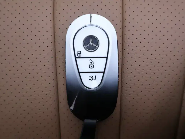 Mercedes-Benz E-Class — Фото автомобиля 25