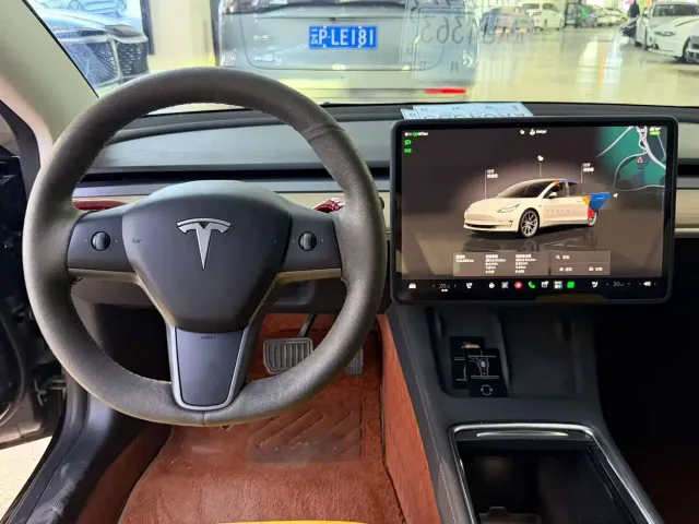 Tesla Model 3 — Фото автомобиля 8