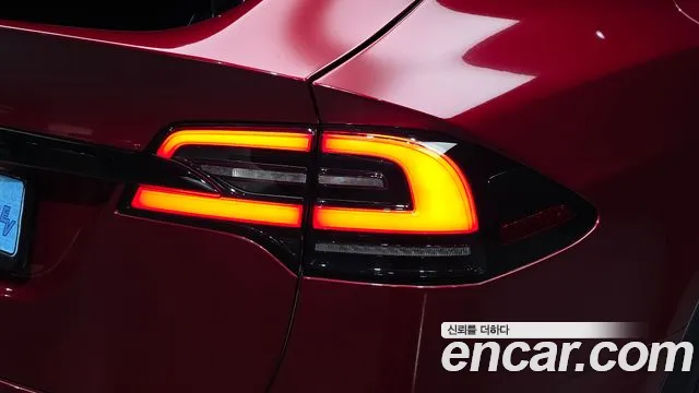 Tesla Model X — Фото автомобиля 8