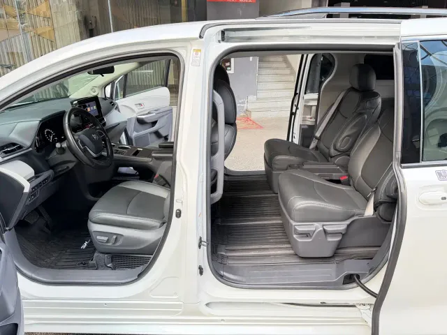 Toyota Sienna — Фото автомобиля 11