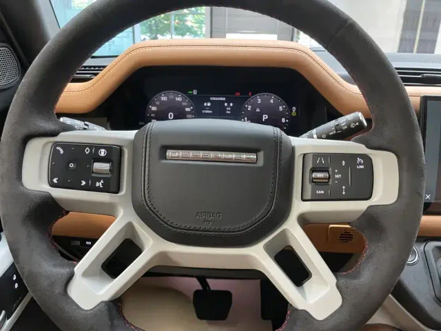 Land Rover Defender — Фото автомобиля 13