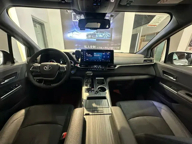 Toyota Sienna — Фото автомобиля 4