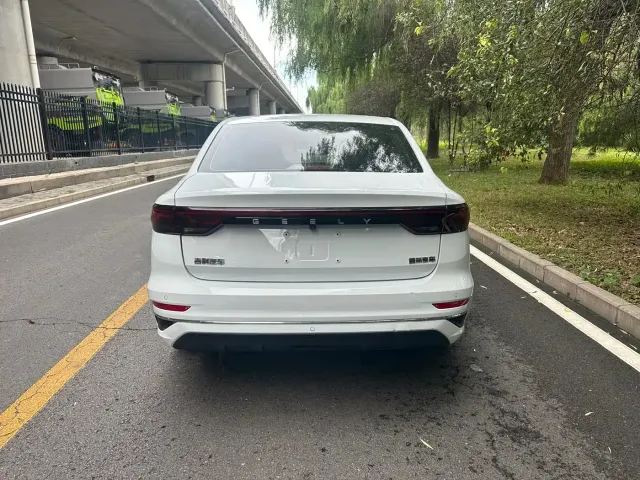 Geely Emgrand — Фото автомобиля 13
