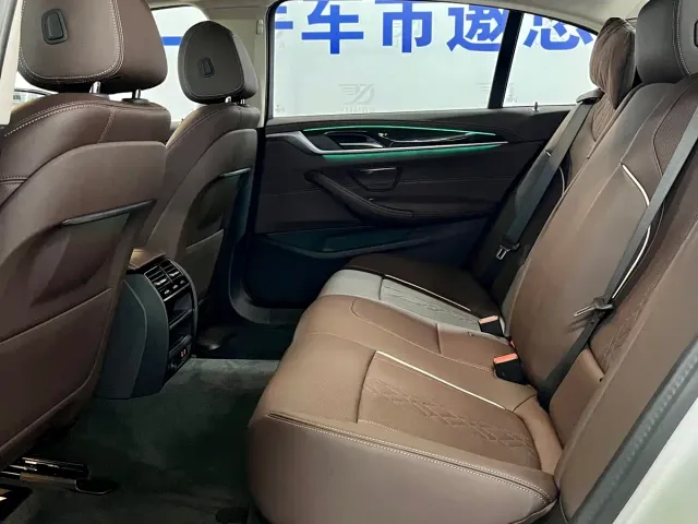 BMW 5 Series — Фото автомобиля 11