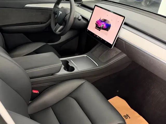 Tesla Model Y — Фото автомобиля 9