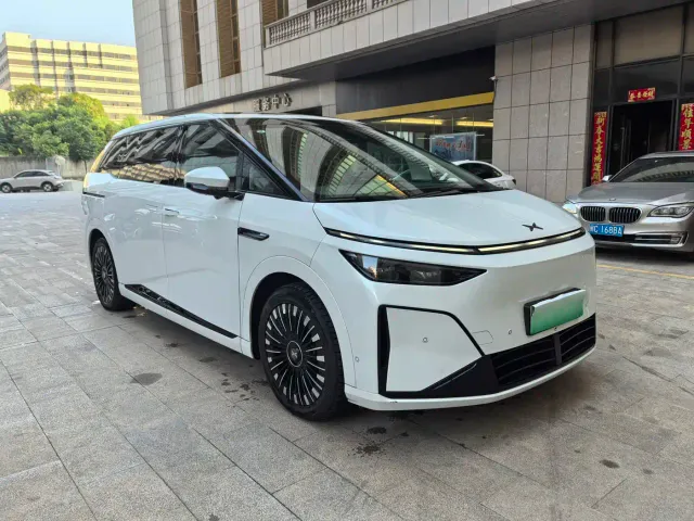 Xpeng X9 — Фото автомобиля 3