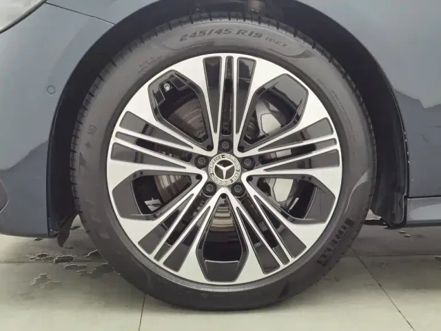 Mercedes-Benz E-Class — Фото автомобиля 17