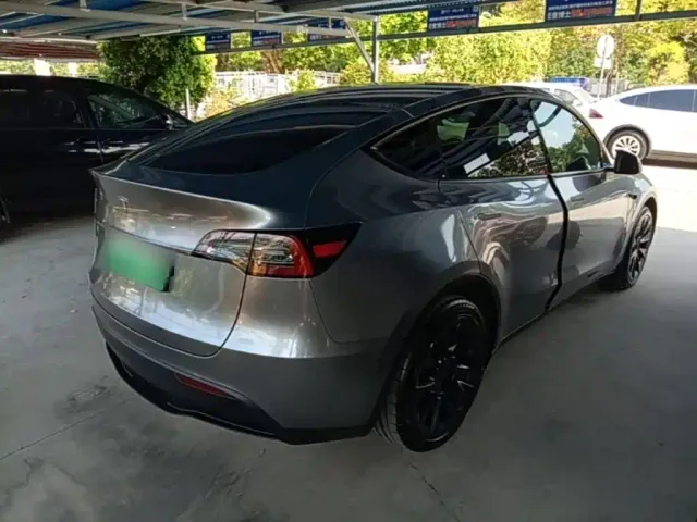 Tesla Model Y — Фото автомобиля 6