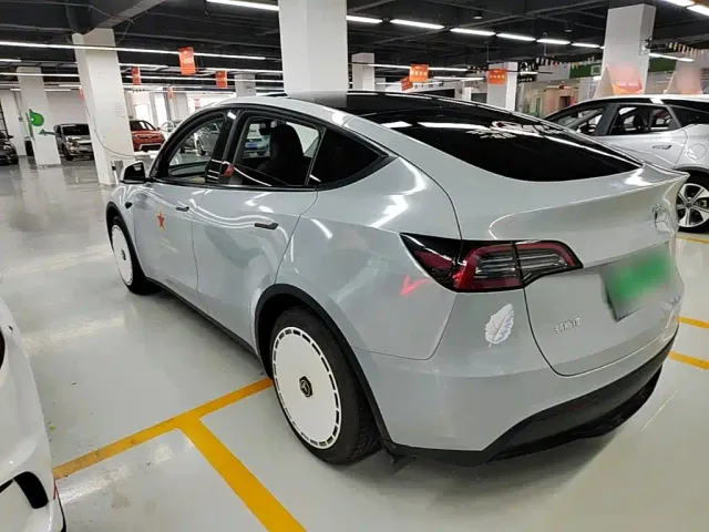 Tesla Model Y — Фото автомобиля 4