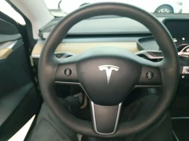 Tesla Model 3 — Фото автомобиля 10
