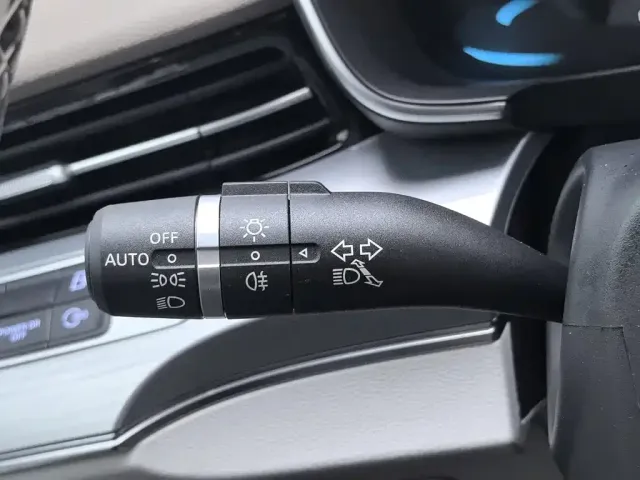 Roewe Roewe iMAX8 EV 2025 Model 1.5T DMH Land Premium Edition — Фото автомобиля 21