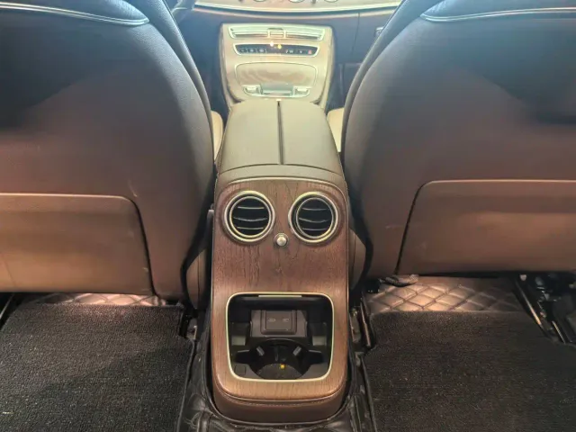 Mercedes-Benz E-Class — Фото автомобиля 12